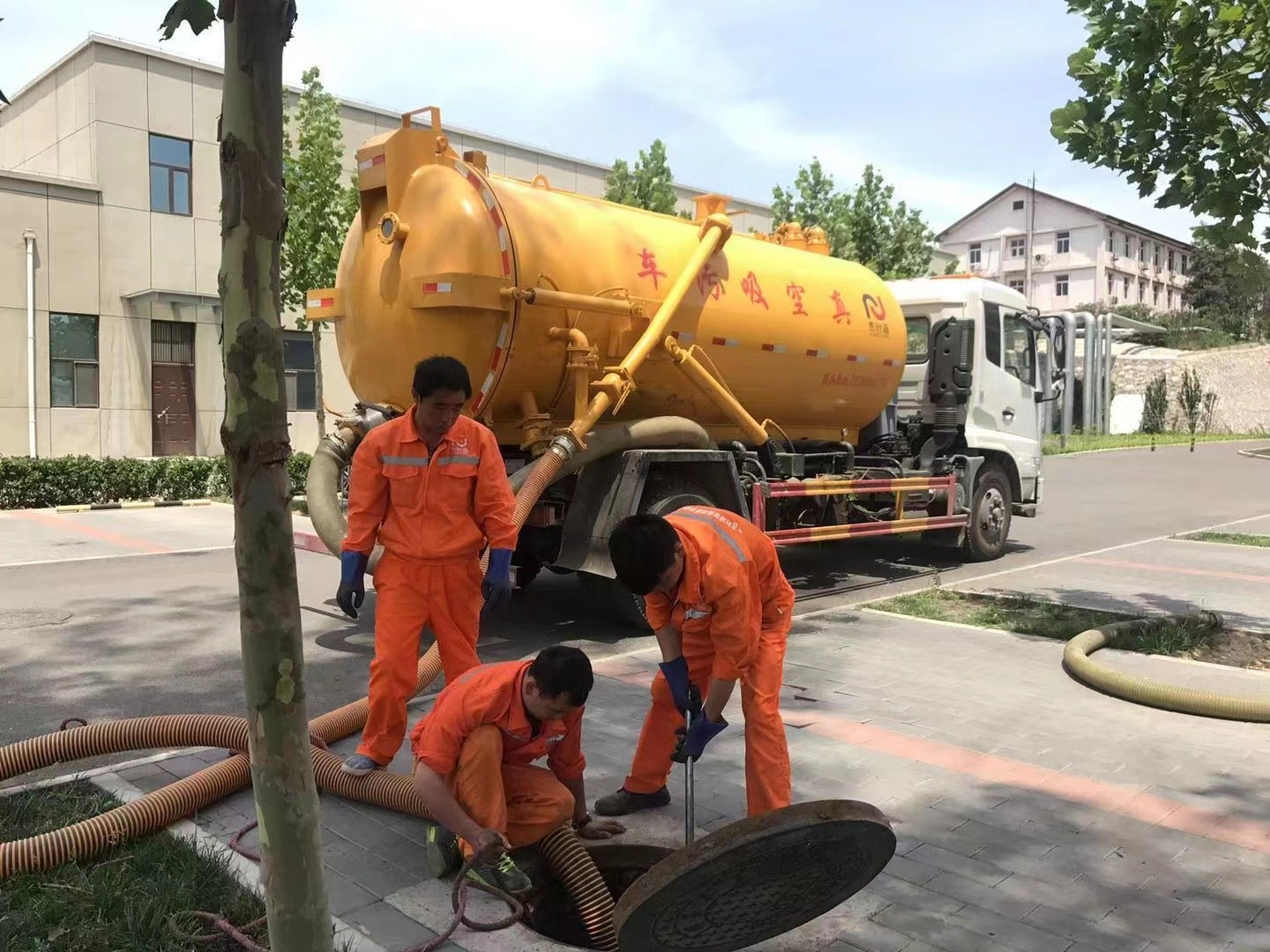 交口管道疏通车停在窨井附近