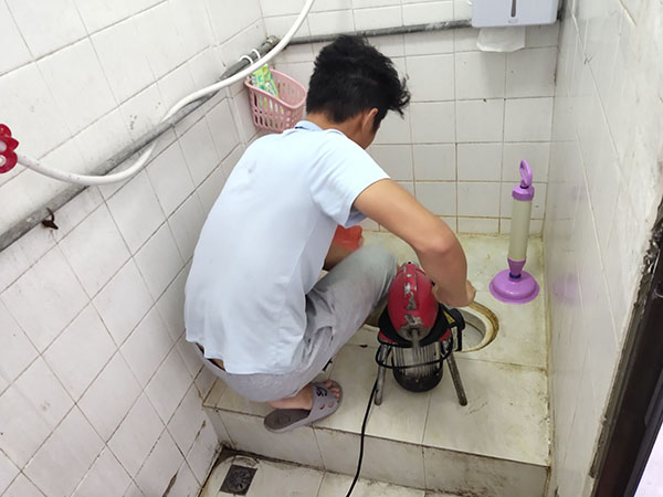 交口管道堵塞冒臭气 专业师傅现场解决问题