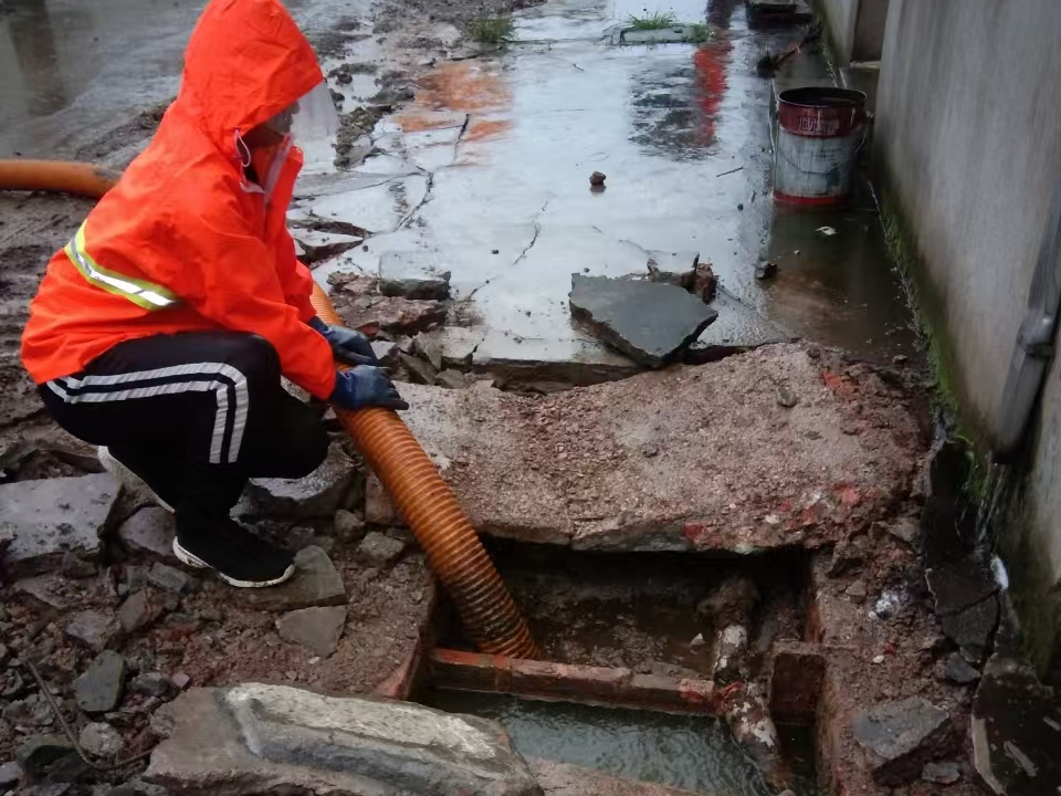 交口专业清理污水池 炜誉市政以规范流程守护城市 “肠道”