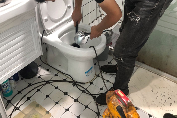 交口马桶堵塞自己疏通还是找师傅?专业上门服务让你省时更省心